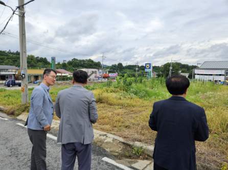 조수창 세종시 시민안전실장이 지난 11일 연기면 연기리 일원에서 토지이용실태조사를 하고 있다.