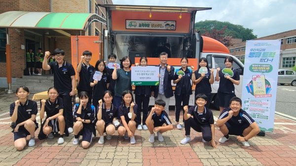 땡큐트럭을 즐긴 후 사진 촬영 중이다.