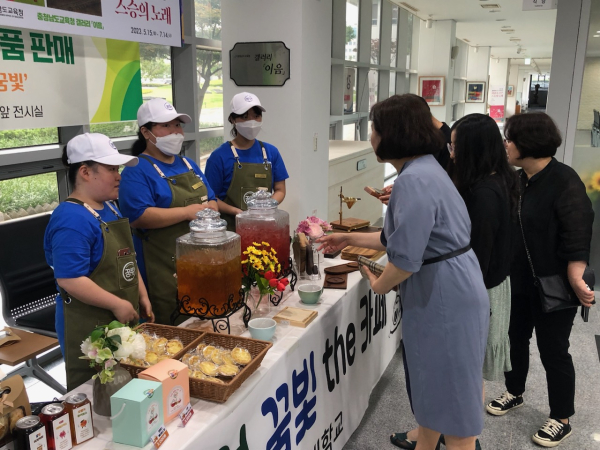 12일 교육청 대강당 앞 전시실에서 열린 특수학교 학교기업 생산물품 판매. 홍보 현장에서 학생들이 생산물품을 소개 하고 있다
