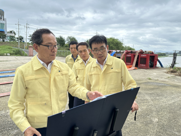 이병호 한국농어촌공사 사장이 13일 나주 신흥배수장을 찾아 현장을 점검하고 있다.
