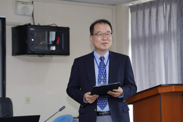 오리엔테이션을 진행하고 있는 박승철 교수/한기대 제공