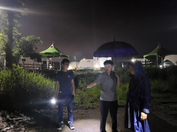 조소연 이사장(오른쪽)이 지난 13일 저녁 합강캠핑장을 방문하여 복지레저팀장(가운데)으로부터 하천변 사전통제방안 등 호우 대응현황을 보고받고 있다.
