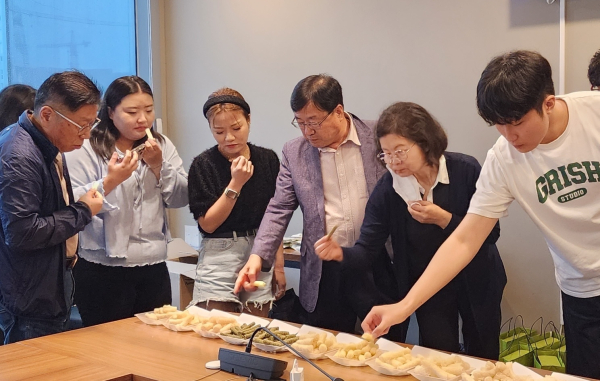 풀무원 가루쌀 시제품을 시식해보는 국민참여혁신단