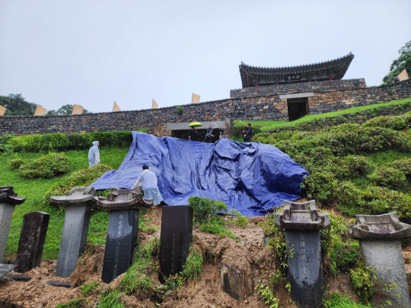 공산성 일부 성벽이 무너진 모습