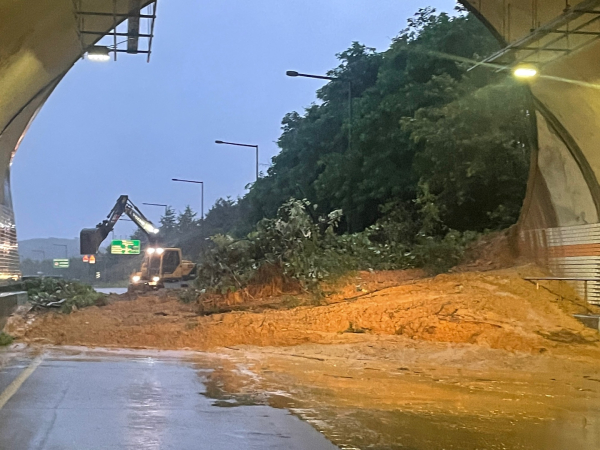 빗돌터널(대전방향종점) 사면 붕괴(조치중)
