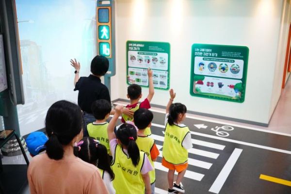 세종시 어린이들이 횡단보도 보행 안전 수칙을 익히고 있다.