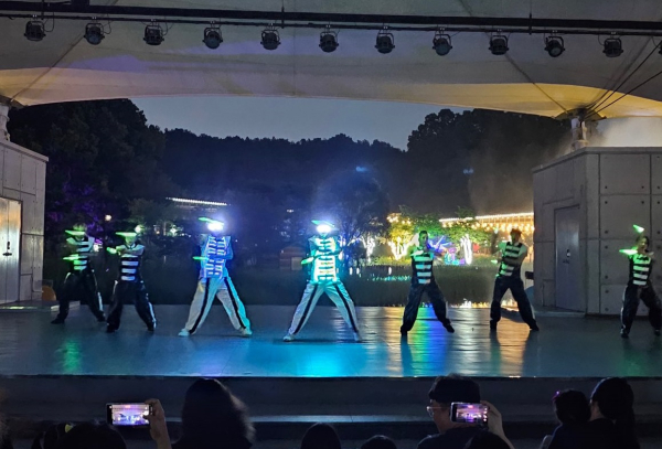 화려한 네온댄스 모습