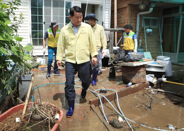 서철모 서구청장은 17일 오후 정림동 수해지역을 방문해 현장을 점검하고 있다.