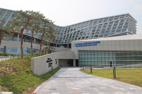 조치원 제2복합커뮤니티센터 전경사진(건물 외부 오른쪽 부분)