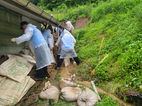 주택 주변 산사태로 인한 토사물 제거 및 배수로 확보