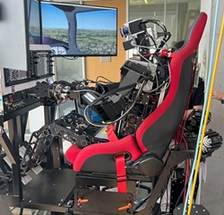 비행 시뮬레이터에 탑승해 조종중인 파이봇 모습