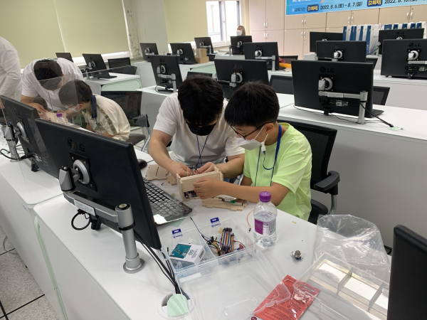 지난해 운영한 ‘제4회 청소년 IT캠프’ 모습