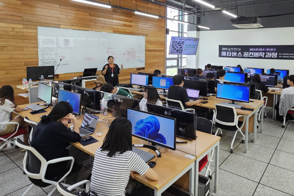 목원대 웹툰애니메이션게임대학의 한 강의실에서 메타버스 제작 과정에 참여한 학생들이 게임 제작 실습을 하고 있다.