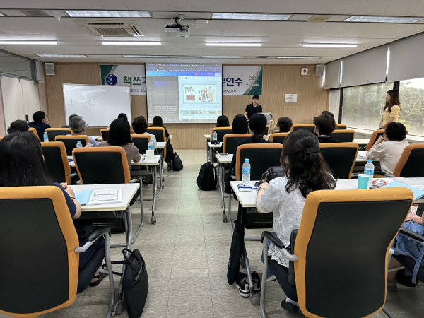 중·고등학교 교사 대상 책쓰기교육 직무연수 운영 모습