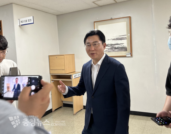 19일 대전고법에서 열린 항소심 재판 후 법정을 나가는 박경귀 아산시장