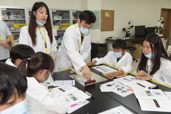 정전기를 이용해 보이지 않는 족적 채취하기 프로그램 진행 장면/순천향대 제공
