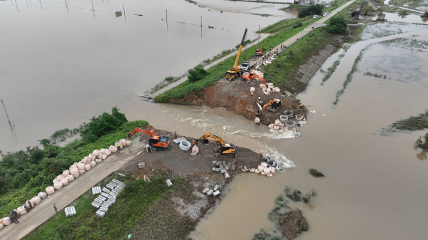 논산천 제방 유실 복구 작업 모습