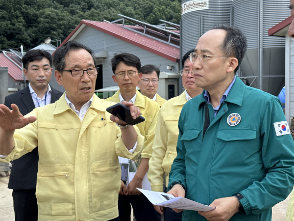 이병호 한국농어촌공사 사장이 추경호 부총리에게 충남 공주시 우성면 침수 피해 현황을 보고하고 있다.