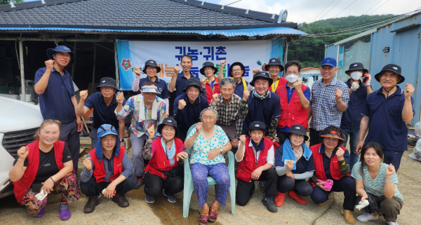 태안군귀농귀촌연합회의 집수리 봉사활동 단체사진