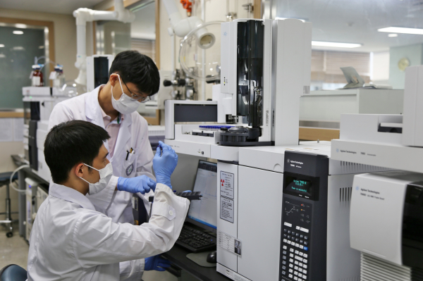 한국농수산식품유통공사 실험실 잔류농약 분석 현장