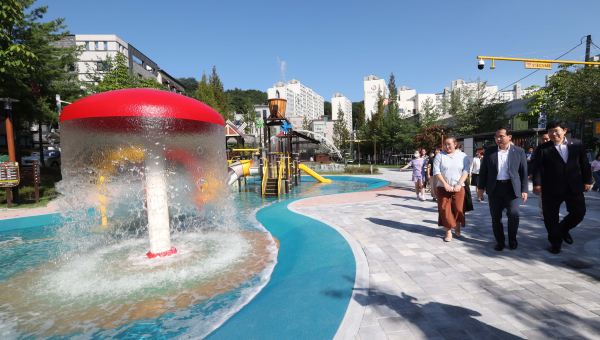 박희조 동구청장이 지난 19일 용운동 용수골 어린이공원을 방문해 주민들과 대화하고 있다