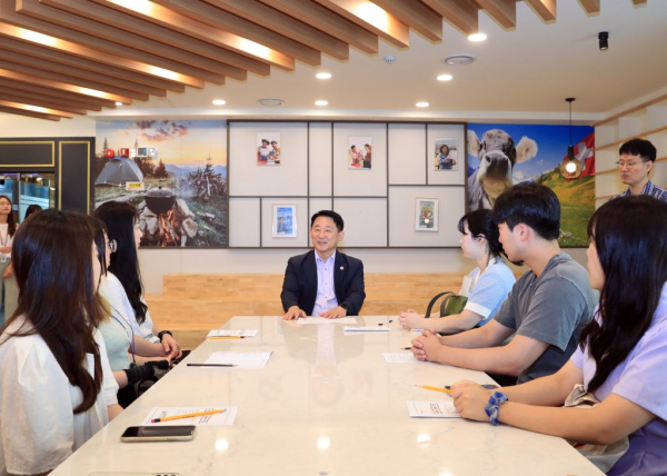 서철모 서구청장은 ㈜리얼커머스를 방문해 대화의 시간을 가졌다