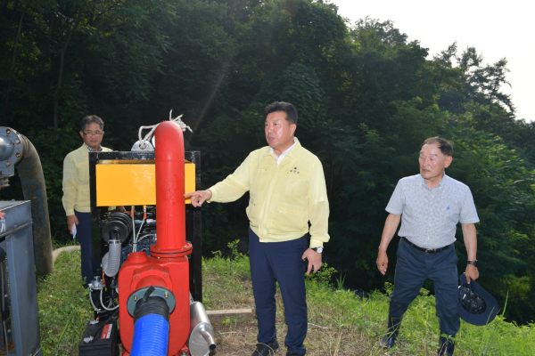 최재구 예산군수 황계소류지 현장점검 모습