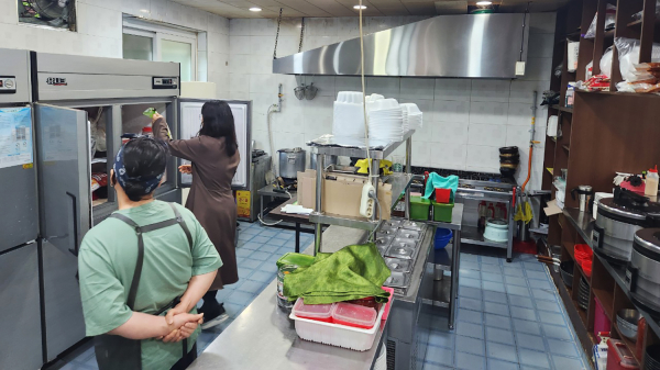 본격적인 여름철을 맞아 서산시보건소 직원들이 집중 위생점검을 하는 모습