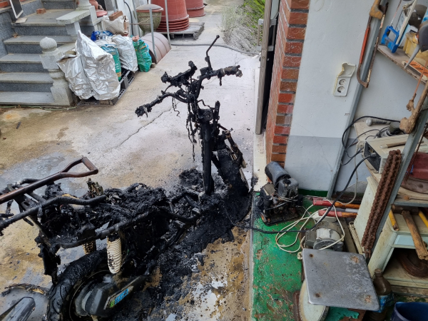우성면 소재의 한 주택 마당에서 전기 오토바이 화재 발생 전소 모습