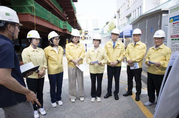 21일 구정 주요사업 현장점검을 위해 서구청사 주차빌딩 건립공사 현장을 방문 모습