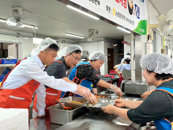 (사)농가주부모임과 함께 무료급식소 봉사활동 (여름 보양식 배식 봉사 모습)