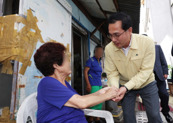 박희조 대전 동구청장, 폭우·폭염 대비 쪽방주민 현장 방문