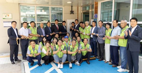 최충규 대덕구청장과 구자성 신탄진 마을조합 이사장 등 관계자들이 21일 신탄진 마을관리 사회적협동조합 현판식을 진행하고 있다.