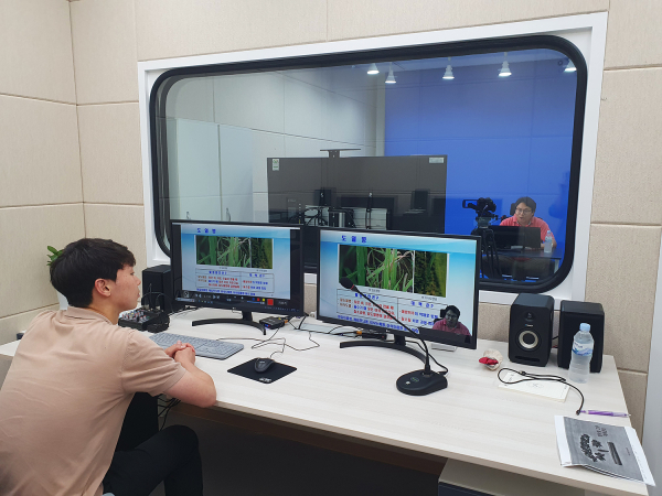 전문 직원들이 e음 협업실에서 작물별 재배기술, 병해충 방제요령 등을 촬영하고 있다