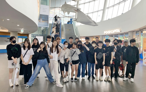 지난 23일 진행된 문화체험 프로그램에 참여한 청소년들 단체사진