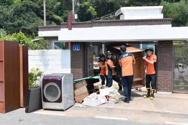 집중호우 피해 복구 사진 - 소방인력 복구 참여