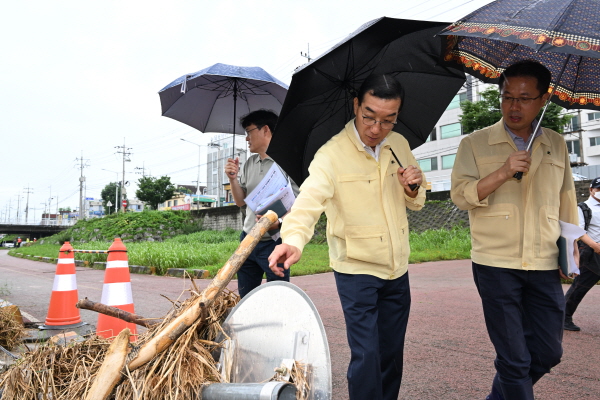 24일 대전천 일원 현장 점검에 나선 김광신 중구청장