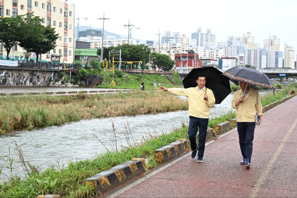 24일 대전천 일원 현장 점검에 나선 김광신 중구청장