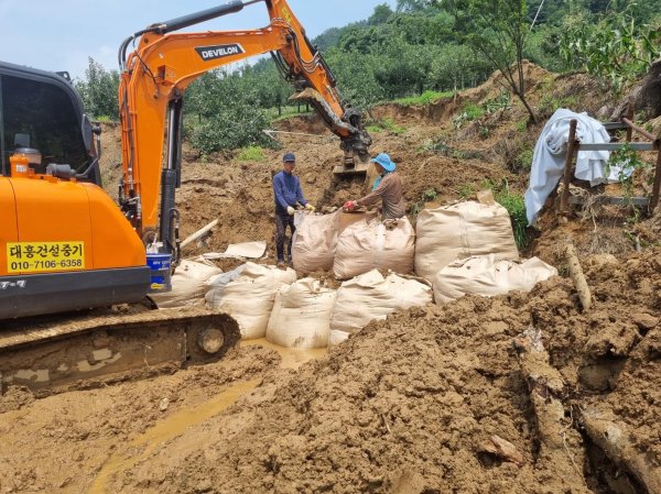 사면 유실 응급복구 현장