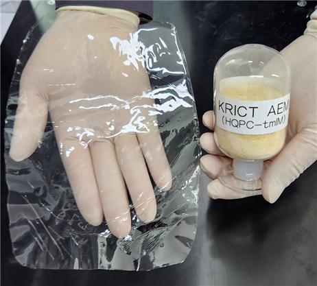 개발된 전기화학적 CO2의 CO 전환장치 분리막용 고성능 음이온교환소재 및 이를 이용해 제조한 고품위 분리막.