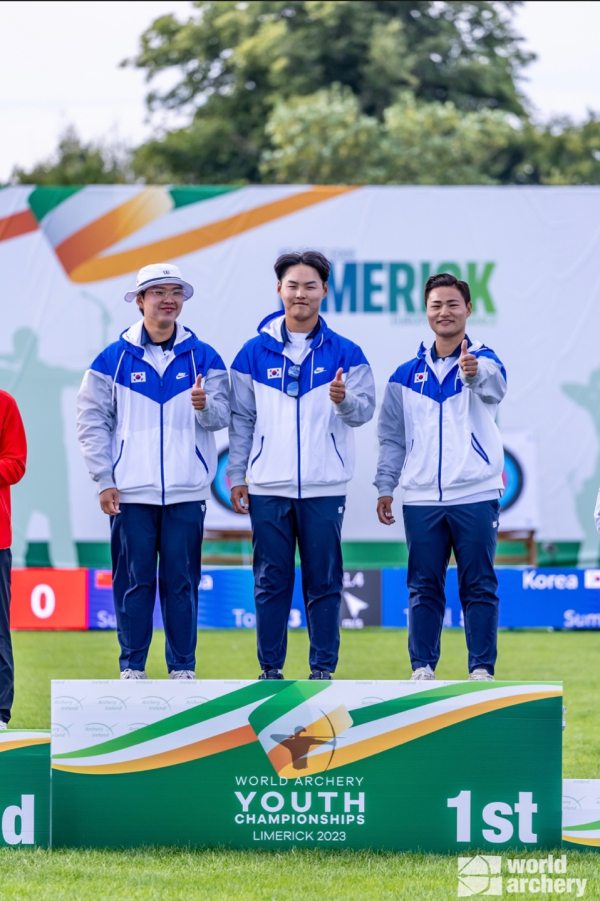 배재대 양궁부 이승욱(왼쪽) 선수가 3~9일 아일랜드에서 열린 ‘유스선수권대회’ 단체전 1위에 오른 뒤 시상식에 참석