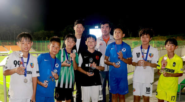 2023 보령 JS CUP 국제유소년축구대회 폐회식 (우승팀과 기념사진을 찍은 박지성 JS파운데이션 이사장과 김동일 시장 모습)