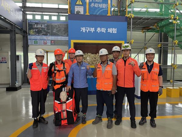 스마트 에어백 안전조끼의 신뢰성 확보를 위해 자체 안전 시험장에서 추락 시험을 시행하였다. 왼쪽 네 번째 하늘색 옷 보령발전본부장 임승관