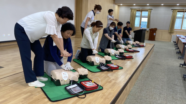 지난 26일 한밭대학교 학생회관에서 심폐소생술 교육에 참여한 직원들이 강사의 지도를 받으며 실습을 하고 있다.
