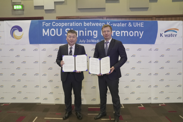 영국 리버풀에서 7월 26일(현지시각) 한국수자원공사 안정호 그린인프라부문이사(사진 왼쪽)와 우크라이나 안드리 니콜라옌코 국회의원(사진 오른쪽), 보단 수헤츠키 UHE 부사장(화상 참여)이 폴란드에서 열린 우크라이나 재건 협력(지난 7월 14일)을 위한 방안을 구체화하고 이를 실행하기 위한 업무협약을 체결했다.