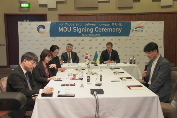 영국 리버풀에서 7월 26일(현지시각) 한국수자원공사 안정호 그린인프라부문이사(사진 맨 뒤 왼쪽)와 우크라이나 안드리 니콜라옌코 국회의원(사진 맨 뒤 오른쪽), 보단 수헤츠키 UHE 부사장(화상 참여)이 지난 7월 14일 폴란드에서 열린 우크라이나 재건 협력을 위한 방안을 구체화하고 이를 실행하기 위한 업무협약을 함께 진행하고 있다.