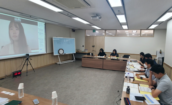 27일 대전 서구 KT 인재개발원에서 한국산림복지진흥원 내외부 전문가와 국민참여단 등이 소속기관 산림복지서비스 제공사업에 대한 중간 점검과 평가를 진행하고 있다.