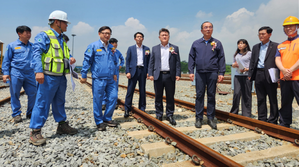 국가철도공단 유성기 호남본부장(가운데)이 협약식 체결 이후 철송 집하장 현장을 둘러보고 있다.