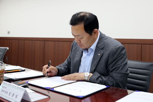 국가철도공단 임종일 부이사장이 협약서에 서명을 하고 있다.