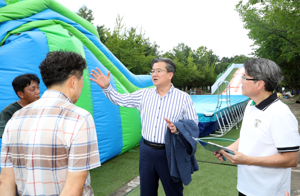 27일 사이언스대덕종합운동장에서 정용래 유성구청장(가운데)이 어린이 물놀이장 개장을 앞두고 현장점검 모습